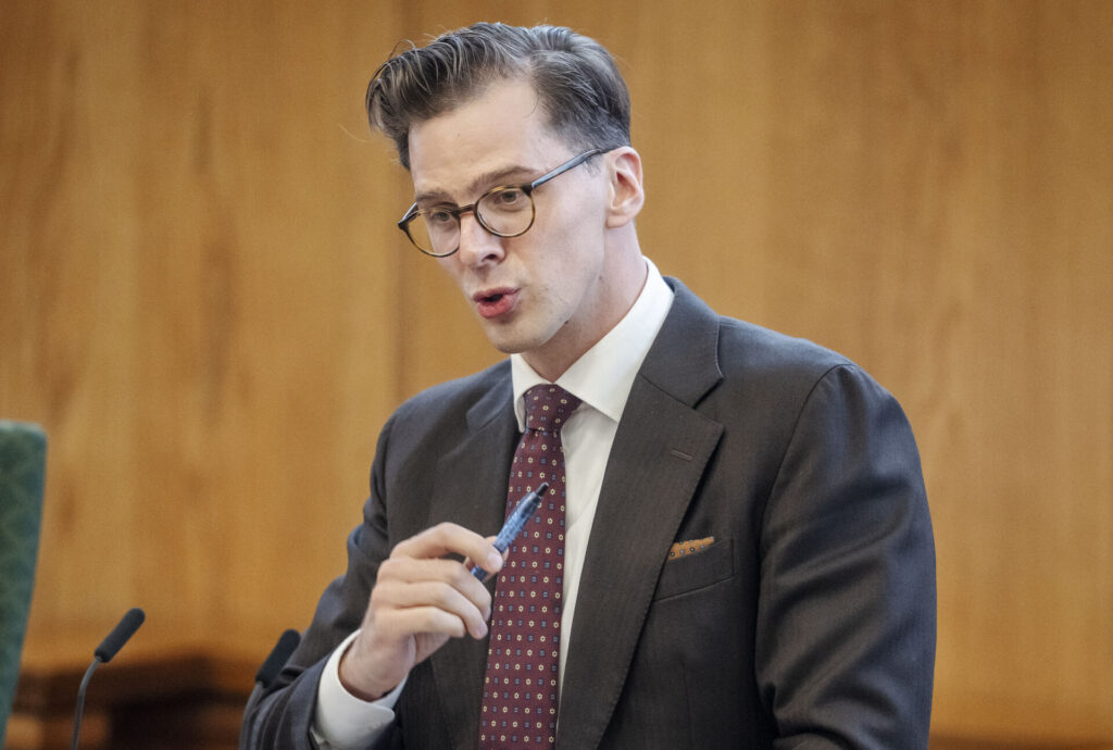 Alex Vanopslagh (LA) taler under åbningsdebatten i Folketinget på Christiansborg Slot i København torsdag den 3. oktober 2024.