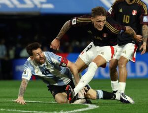 Oliver Sonne i kamp med Lionel Messi om bolden