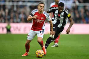 Leandro Trossard driver bolden frem mod Newcastle.