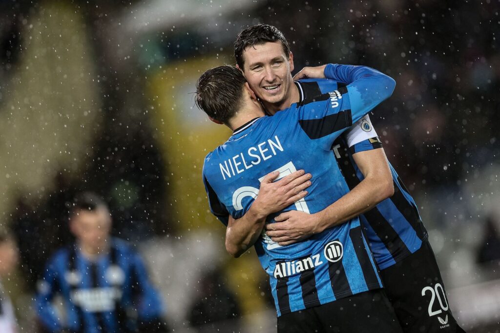 Casper Nielsen fejrer sin holdkammerats scoring for Brugge.