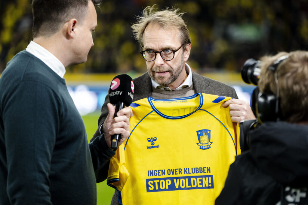 Ole Palmå med en Brøndby-trøje, der bliver interviewet af Viaplay.