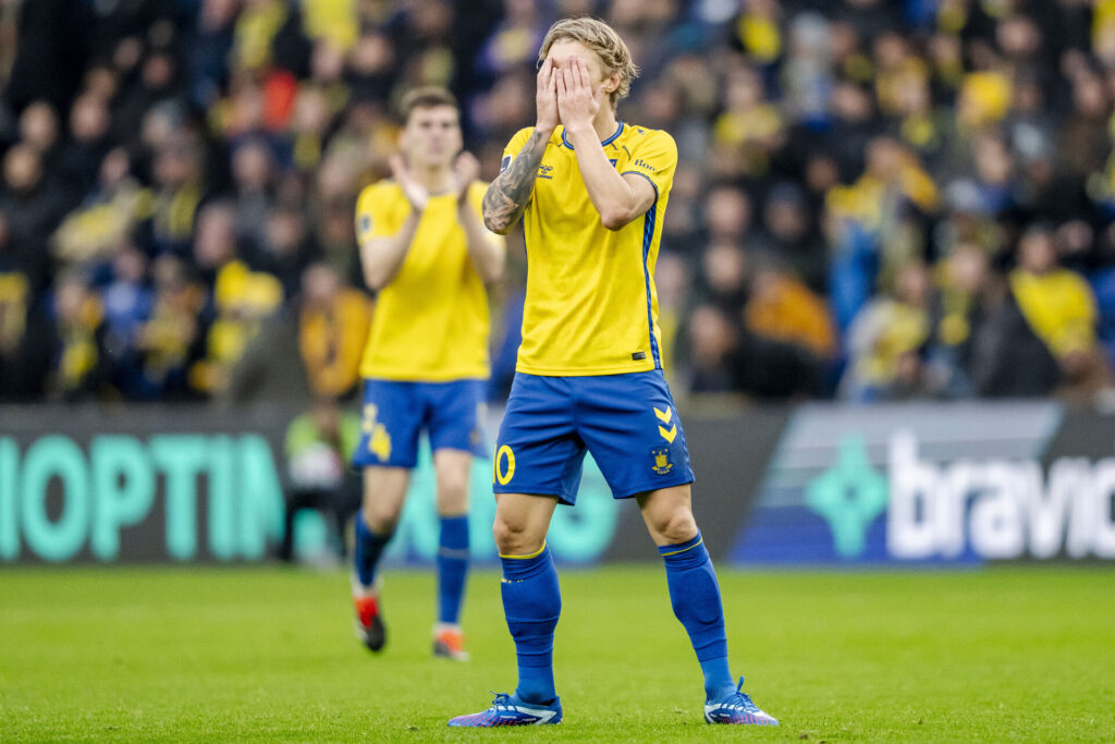 Daniel Wass ærgrer sig over at have mistet bolden for Brøndby IF.