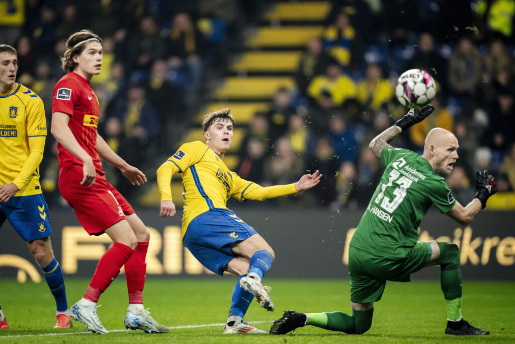 Mathias Kvistgaarden scorer et yderst kontroversielt mål mod FC Nordsjælland.