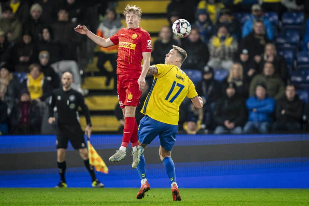 Brøndby IFs Mileta Rajovic og FC Nordsjællands Daniel Svensson under 3F Superliga-kampen mellem Brøndby IF og FC Nordsjælland på Brøndby Stadion, søndag den 10. november 2024