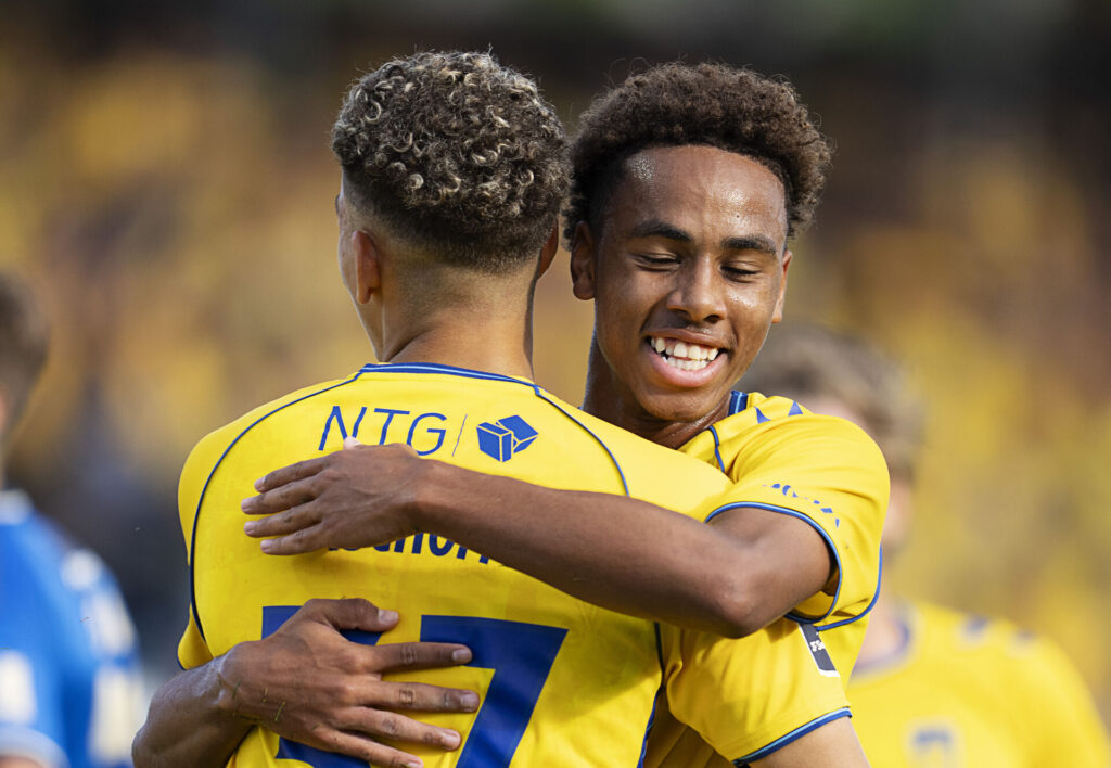 Brøndbys Clement Mutahi Bischoff scorer til 0-2 og jubler med Noah Nartey under superligakampen mellem Lyngby og Brøndby på Lyngby Stadion søndag den 4. august 2024