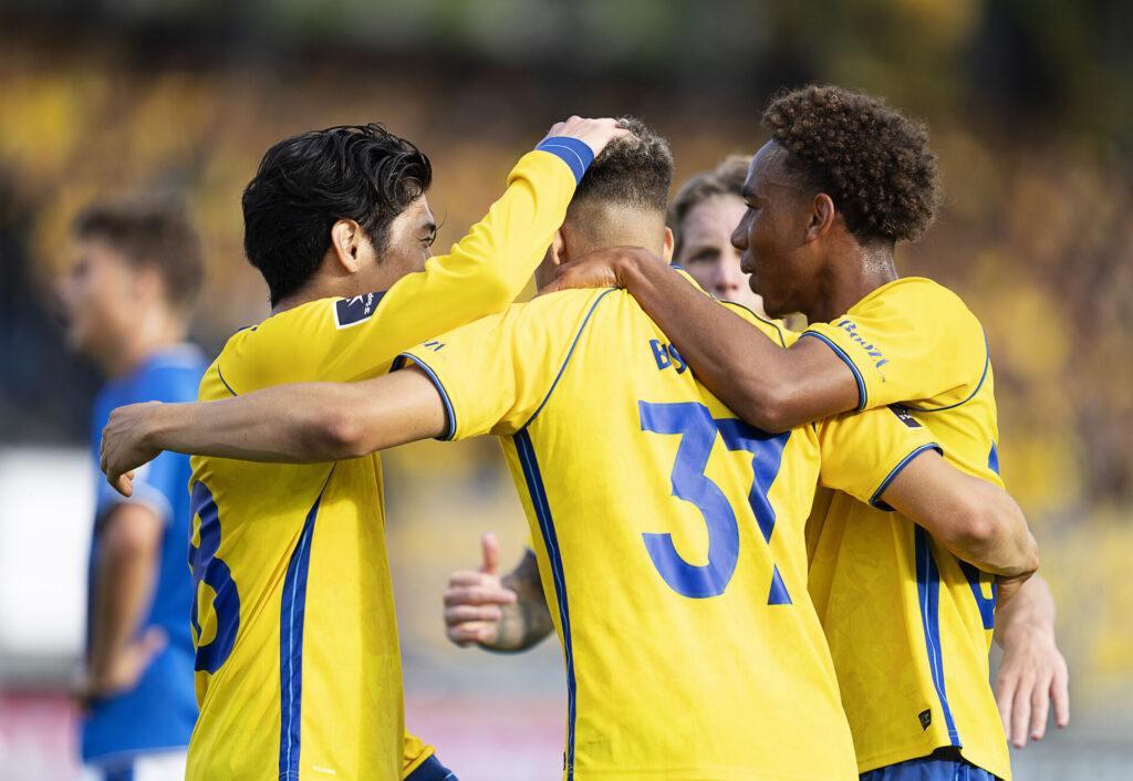 Clement Bischoff jubler i Brøndby sammen med sine holdkammerater.