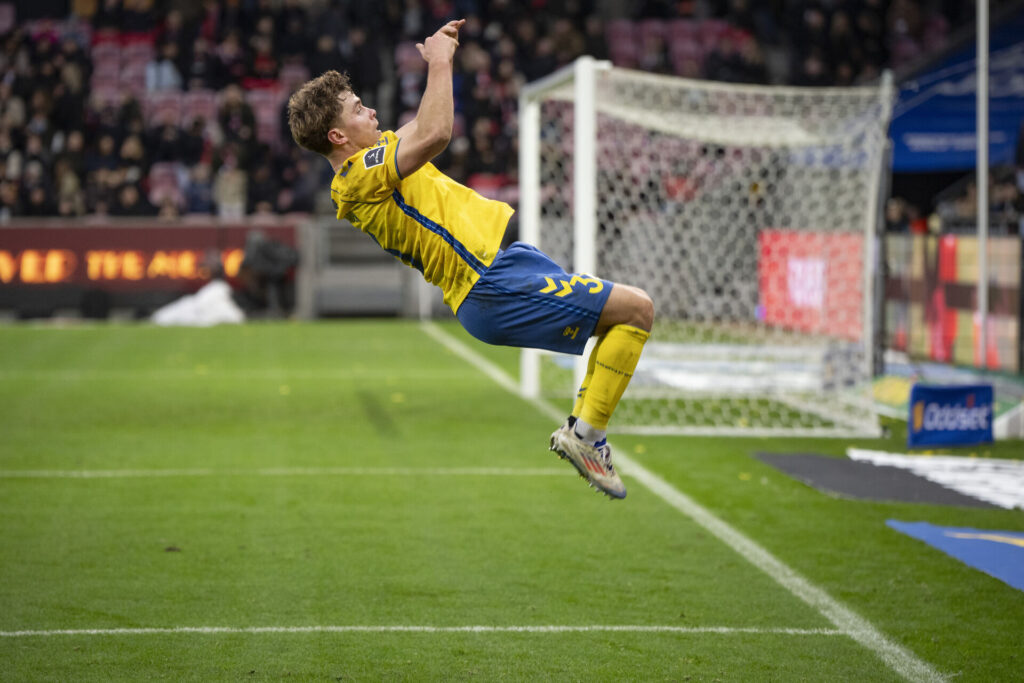 Mathias Kvistgaarden fejrer en scoring for Brøndby IF.