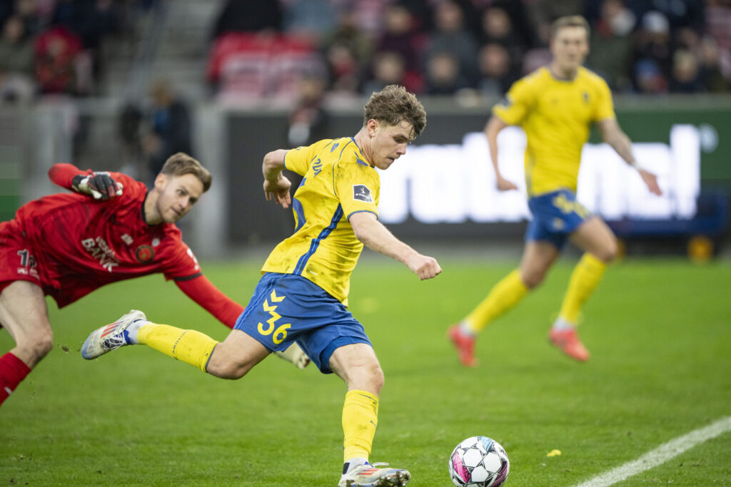 Mathias Kvistgaarden i færd med at score for Brøndby mod FC Midtjylland.