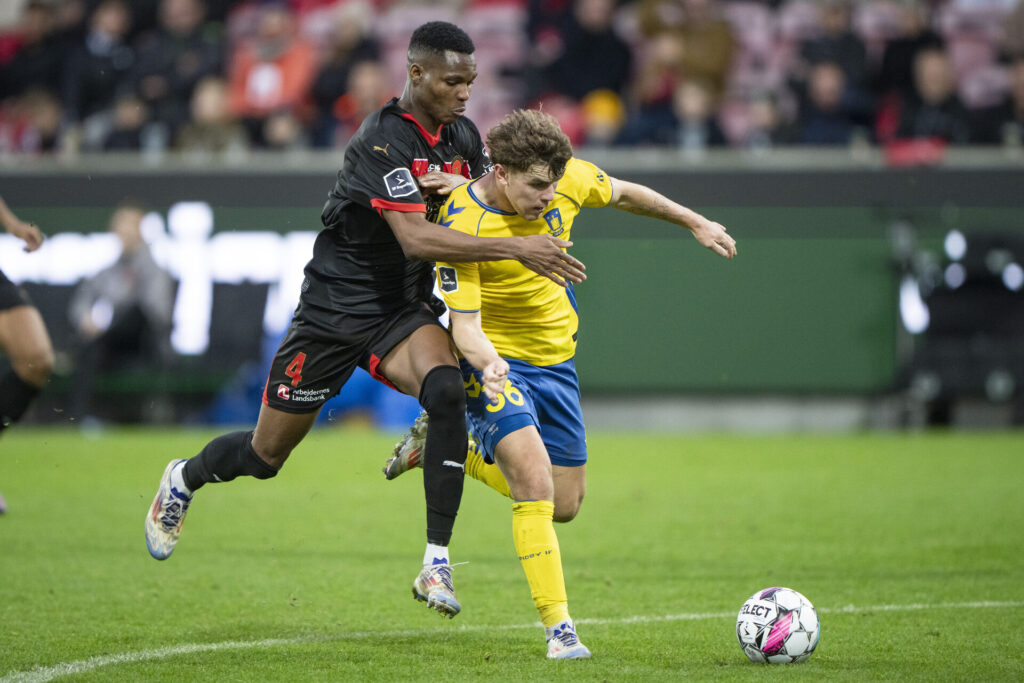 Mathias Kvistgaarden i kamp om bolden mod FC Midtjyllands Ousmane Diao.