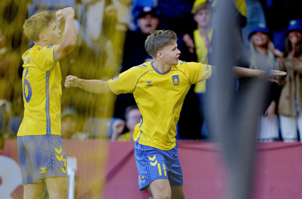 Brøndbys Mathias Kvistgaarden scorer til 1-o og jubler med Filip Bundgaard under superligakampen mellem Brøndby IF og Sønderjyske på Brøndby Stadion søndag den 15. september 2024