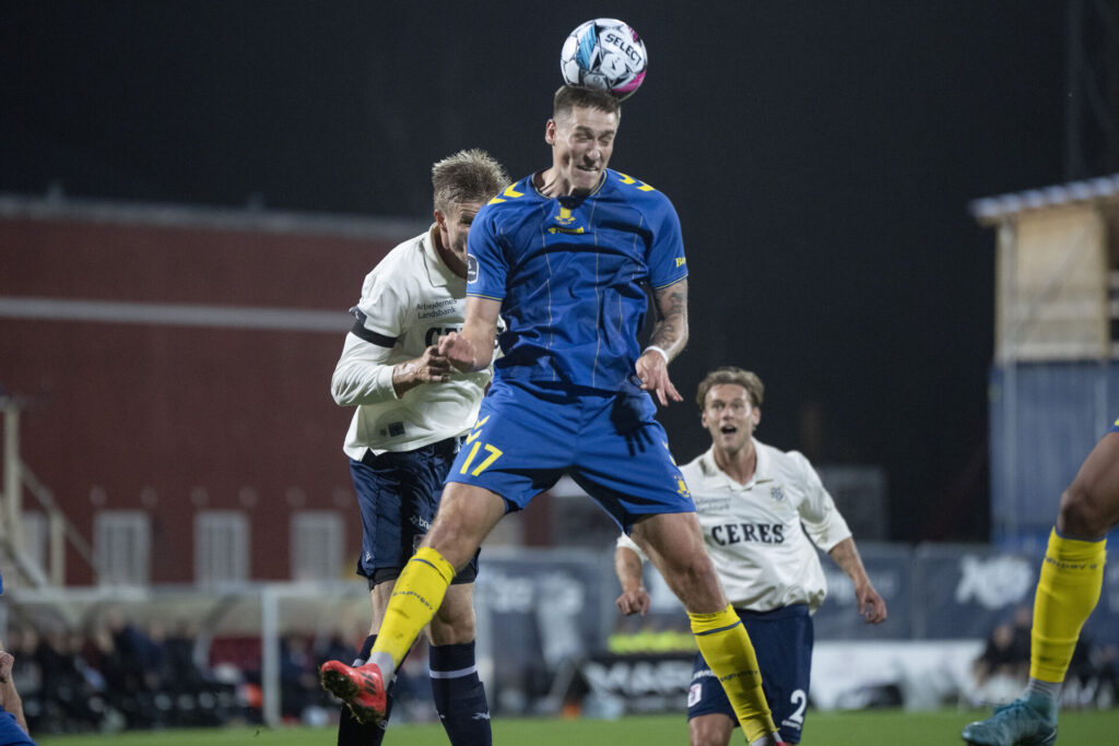 Brøndbys Mileta Rajovic i duel med AGF's Frederik Tingager