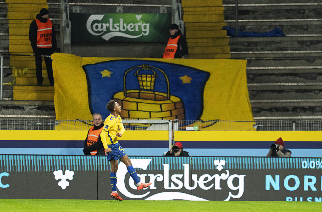 Brøndbys Noah Nartey scorer til 1-0 under superligakampen mellem Brøndby IF og AaB på Brøndby Stadion fredag den 29. november 2024