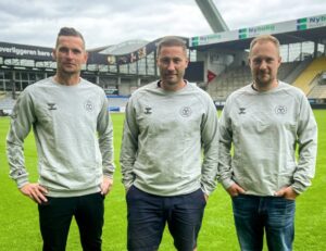 Trænerduoen i AC Horsens Jonas Kamper, Martin Retov og Jimmy Brinksby poserer på stadion.