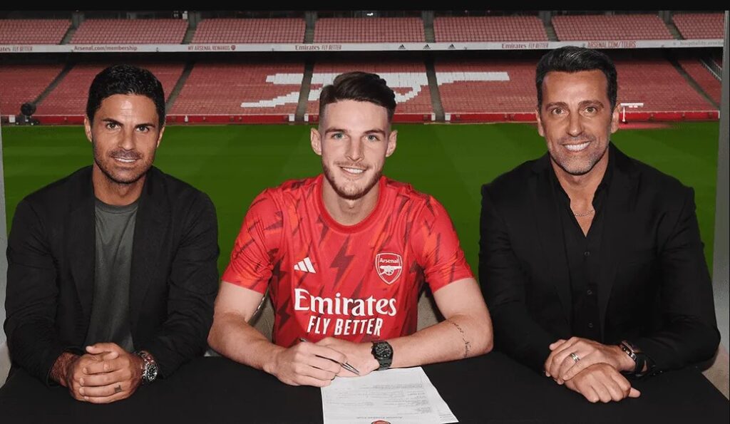 Arsenal cheftræner Mikel Arteta og sportsdirektør Edú Gaspar sammen med Declan Rice.