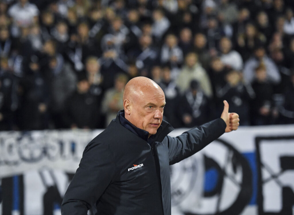 Uwe Rösler giver en thumbs up på sidelinjen for AGF.