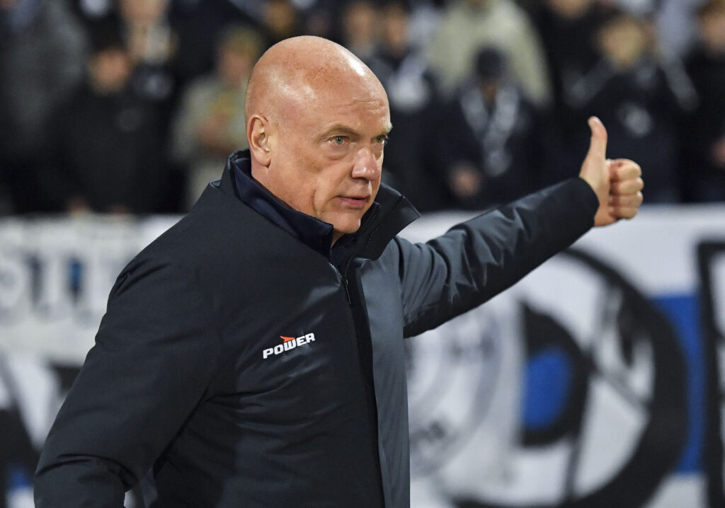 Cheftræner Uwe Rösler giver thumbs up til dommeren