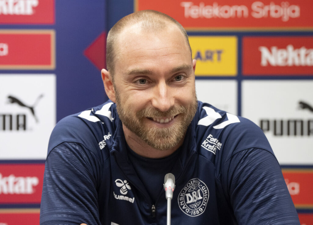 Eriksen smiler på pressemødet