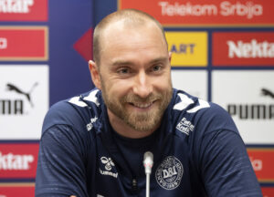 Eriksen smiler på pressemødet