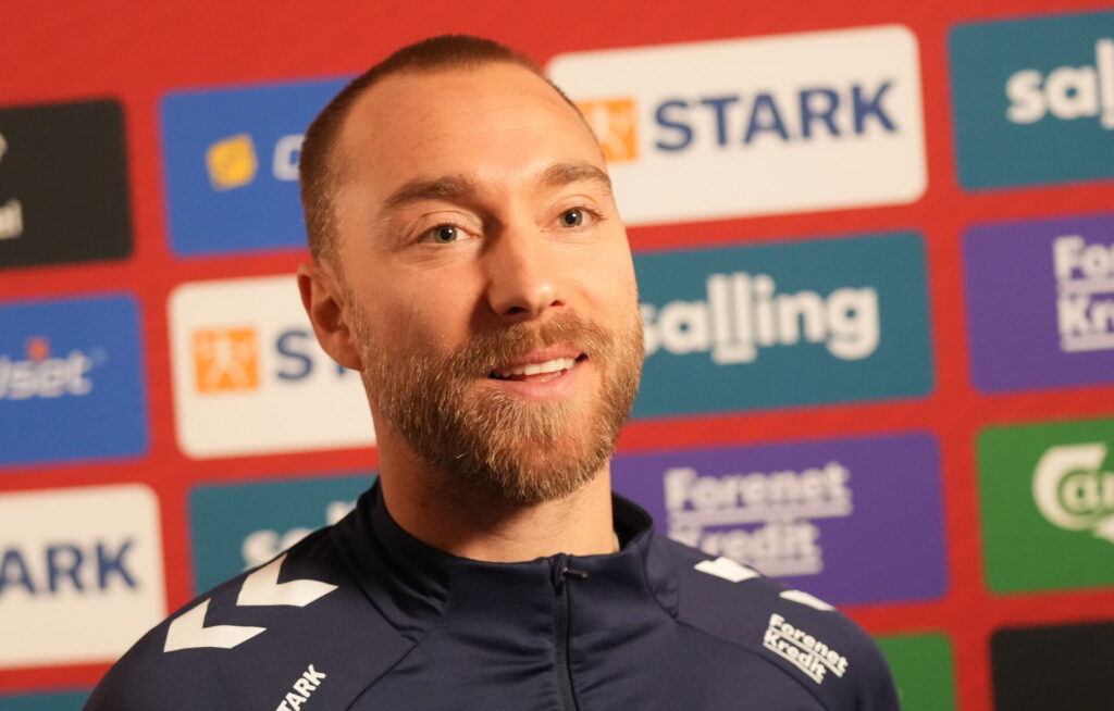 Eriksen smiler til pressekonference