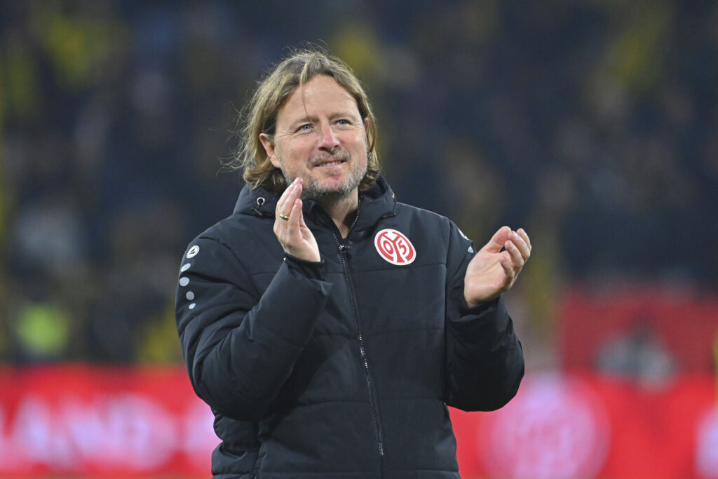 Bo Henriksen klapper ud til Mainz' fans.