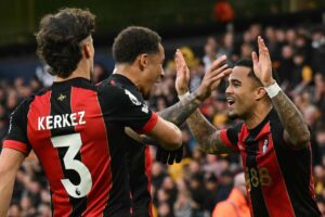 Justin Kluivert jubler efter en scoring med andre Bournemouth-spillere