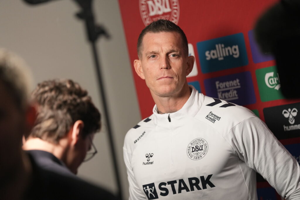 Daniel Agger stiller op til interview.