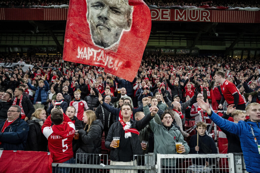 Danske fans i Parken til kampen mod Spanien.