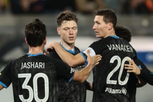 Andreas Skov Olsens holdkammerater tiljubler ham efter hans scoring mod Leuven.