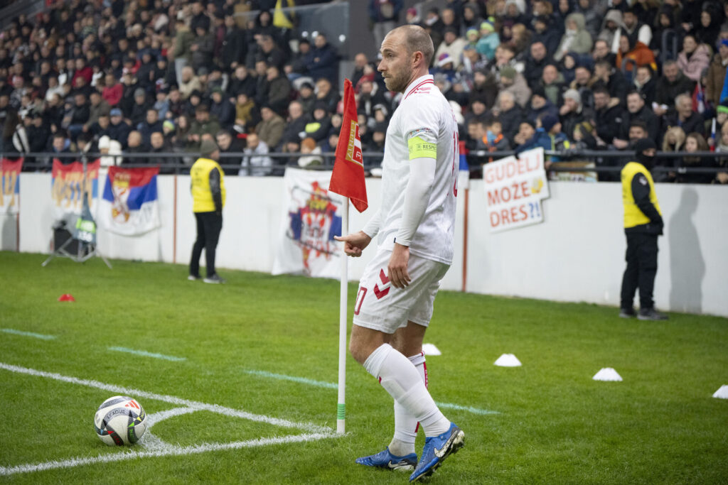 Christian Eriksen tager et hjørnespark for Danmark.