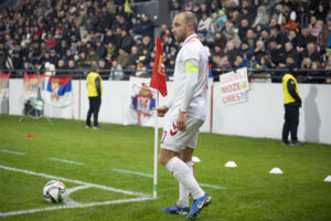 Christian Eriksen tager et hjørnespark for Danmark.
