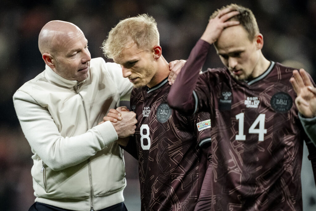 Danmarks landstræner Brian Riemer og Gustav Isaksen efter UEFA Nations League-kampen mellem Danmark og Spanien i Parken i København, fredag den 15. november 2024.