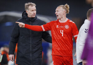 Simon Kjær råber ind mod banen med Kasper Hjulmand ved sin side.