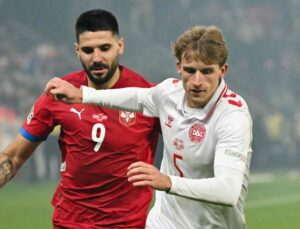 Mads Roerslev i duel med Aleksandar Mitrovic