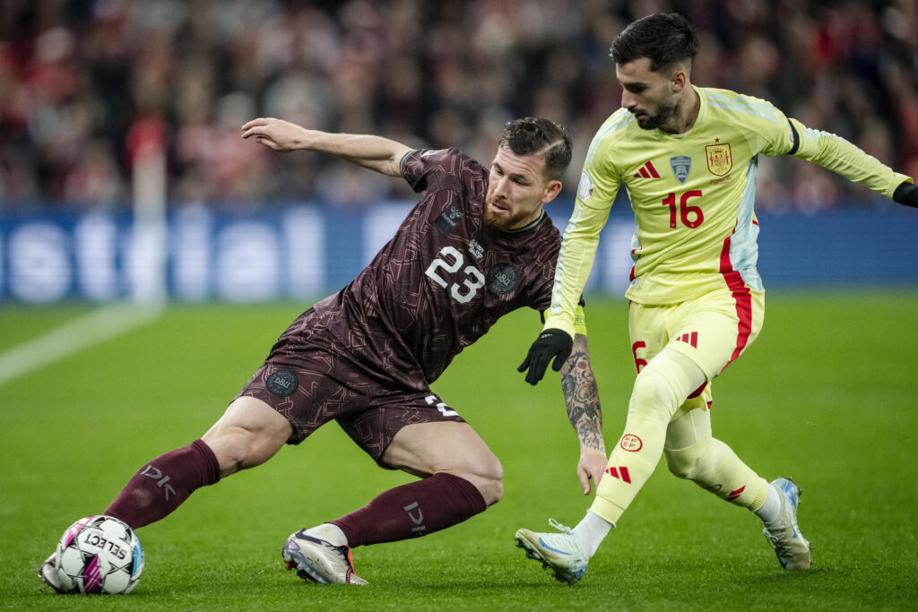 Pierre-Emile Højbjerg i aktion for Danmark mod Spanien.