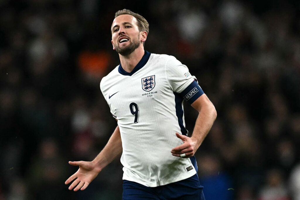 Harry kane slår ud med armene mod Irland i Nations League