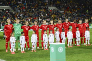 Det danske U21-landshold synger nationalsangen.