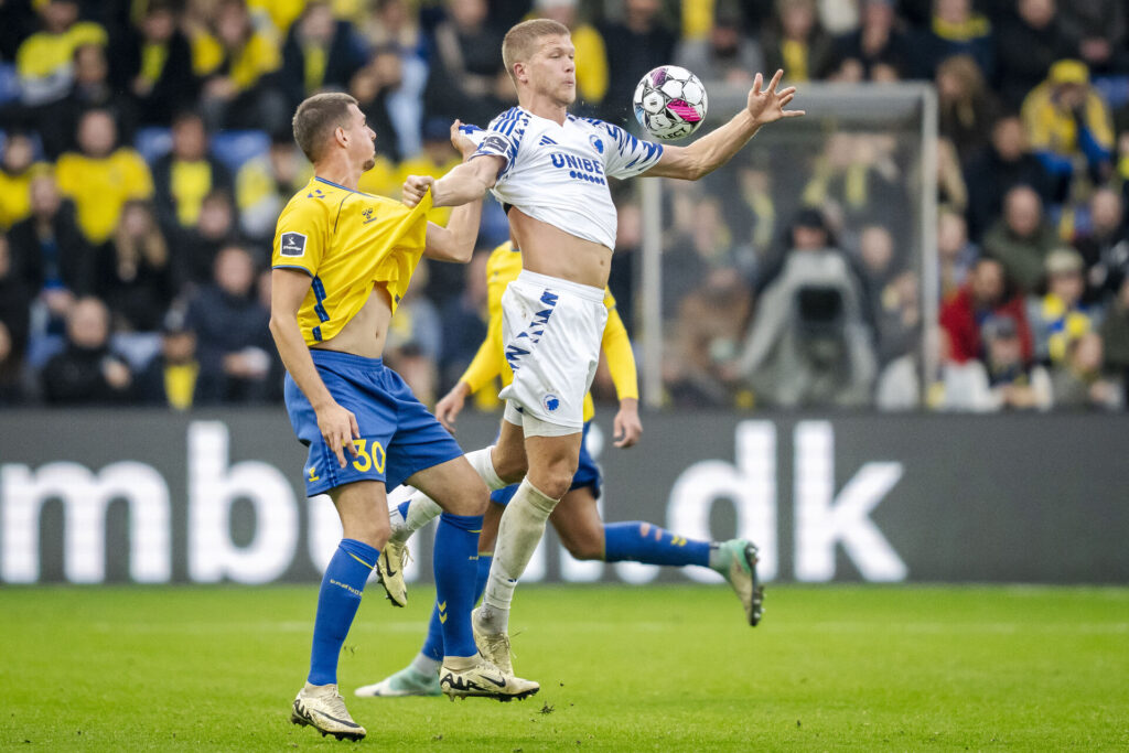 Andreas Cornelius i tæt duel mod Brøndby