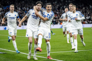 Kevin Diks jubler sammen med FCK-kammerater