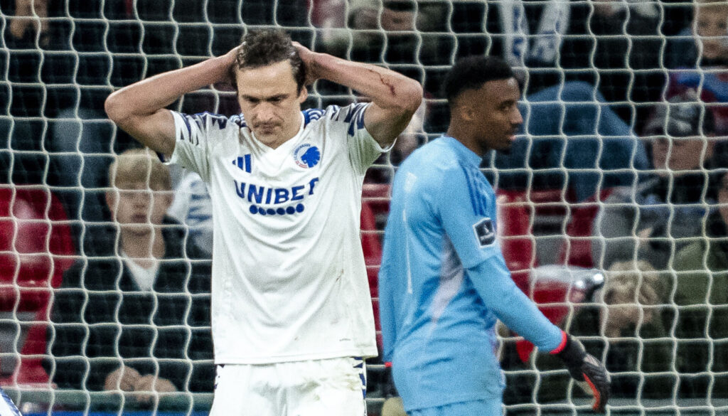 FC Københavns Mohamed Elyounoussi, Thomas Delaney og Nathan Trott efter at Silkeborg IF har scoret til 2-2 i overtiden under 3F Superliga-kampen mellem FC København og Silkeborg IF i Parken i København mandag den 4. november 2024.