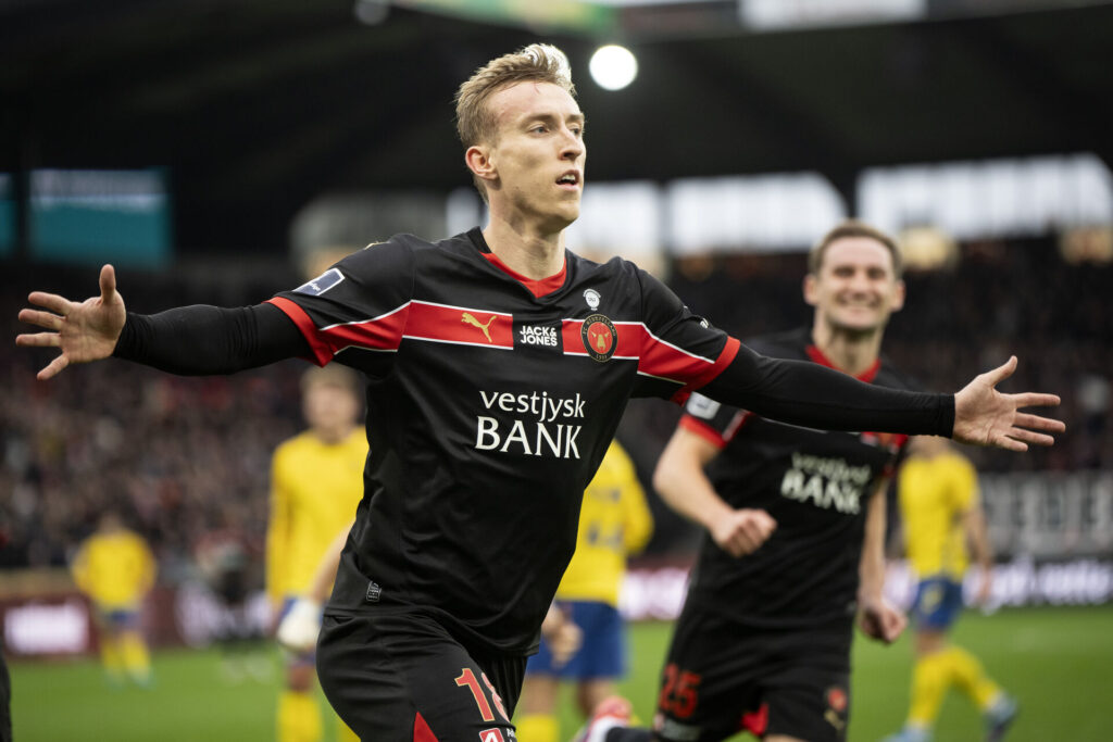 Adam Buksa fejrer en scoring for FC Midtjylland mod Brøndby.