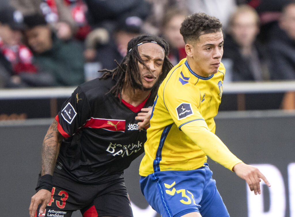 FC Midtjyllands Kevin Mbabu i kamp med Brøndbys Clement Mutahi Bischoff under superligakampen mellem FC Midtjylland og Brøndby IF på MCH Arena i Herning søndag den 3. november 2024