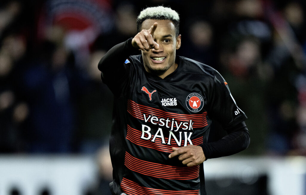 Paulinho jubler efter en scoring for FC Midtjylland mod Vejle Boldklub.