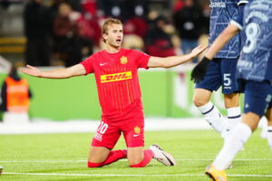 Benjamin Nygren slår ud med armene, imens han sidder på knæ.