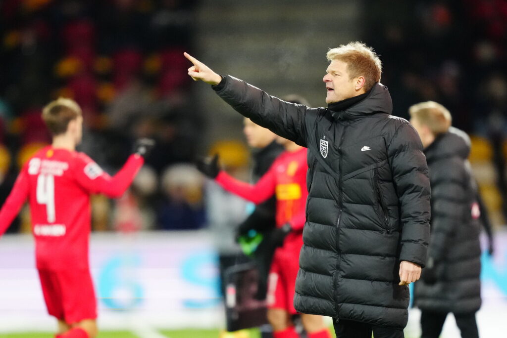 Jens Fønsskov Olsen på sidelinjen for