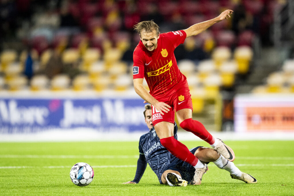 Benjamin Nygren bliver tacklet af Arnstad.