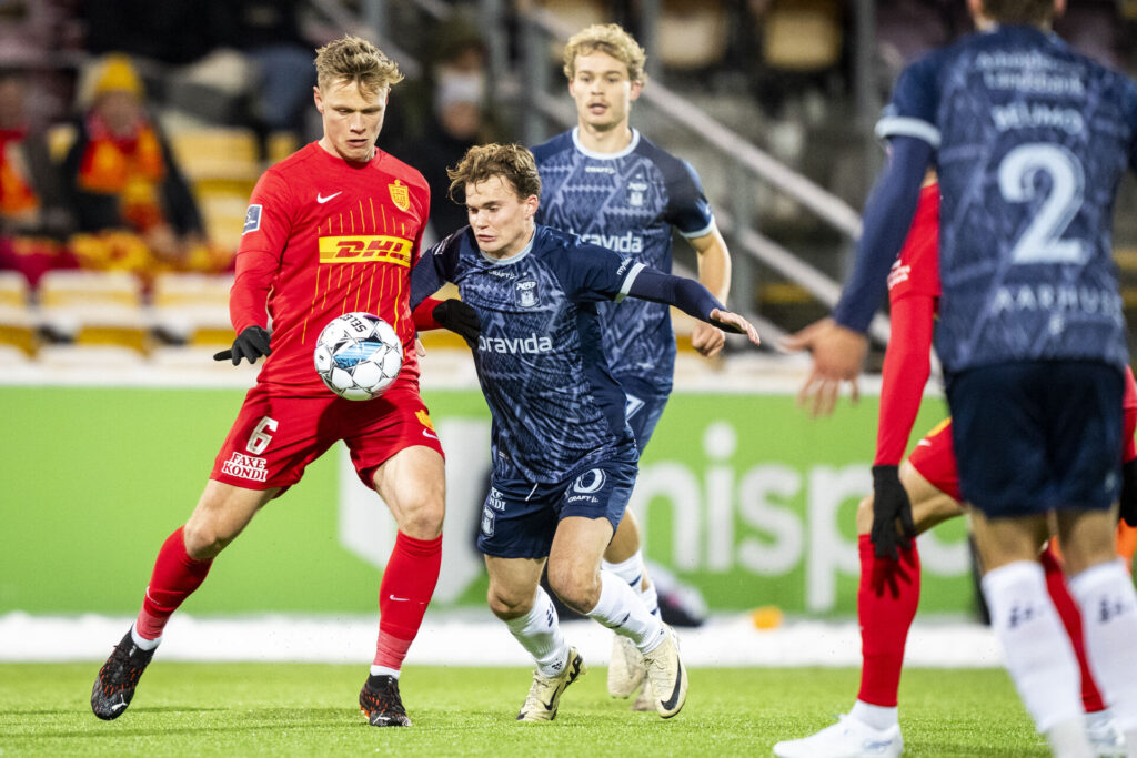 Kristian Arnstad i kamp for AGF mod FC Nordsjælland.