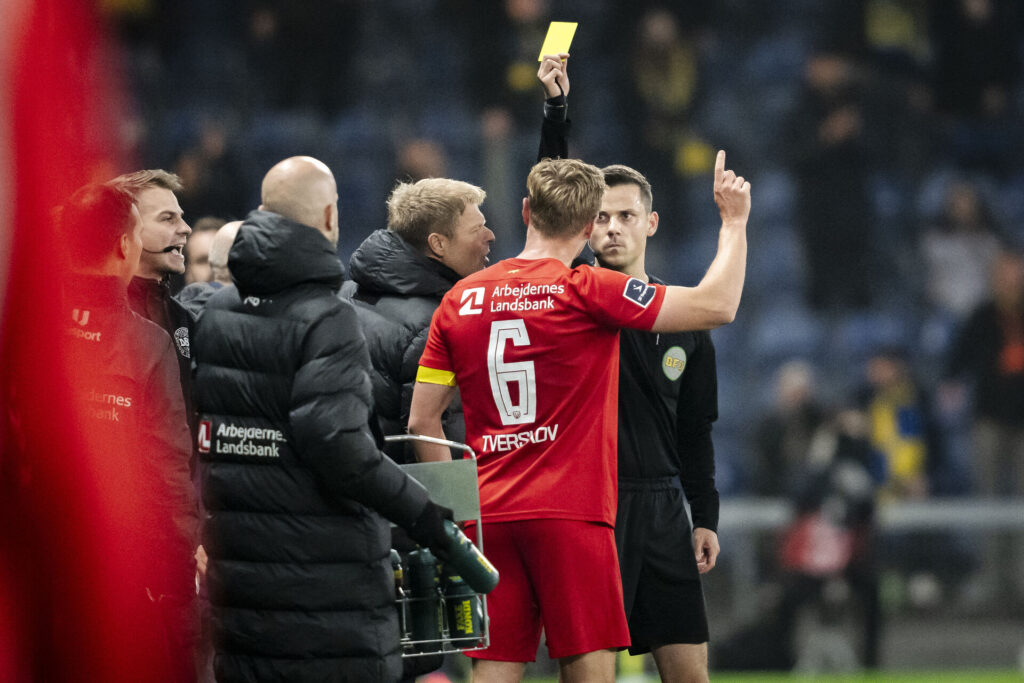 FC Nordsjællands Jeppe Tverskov får gult efter at Brøndby IF har scoret under 3F Superliga-kampen mellem Brøndby IF og FC Nordsjælland på Brøndby Stadion, søndag den 10. november 2024