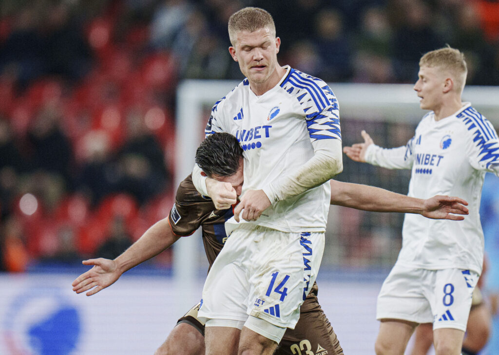 Andreas Cornelius i hård kamp med Lyngby Boldklubs Pascal Gregor.