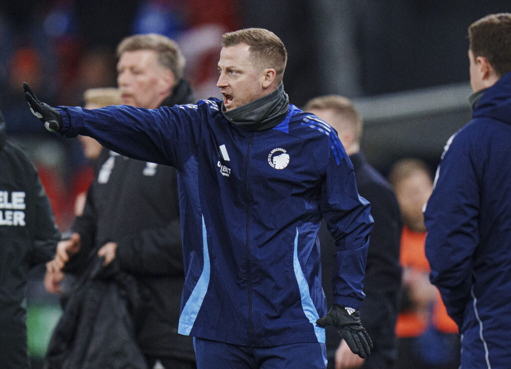 Jacob Neestrup råber til sine spillere under kampen mellem F.C. København og Lyngby Boldklub.