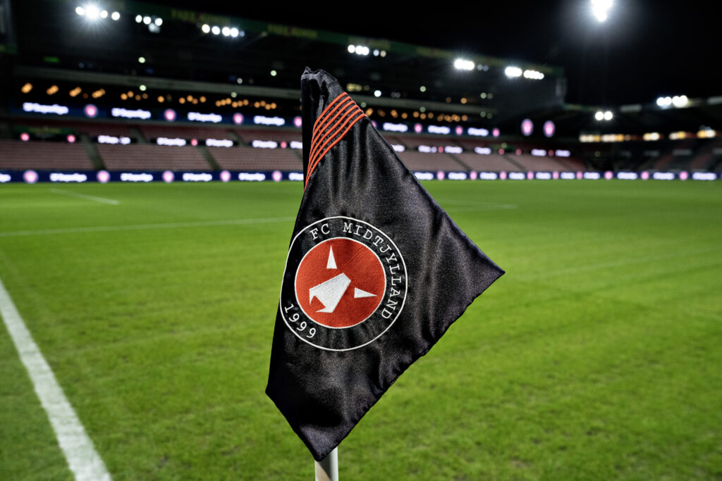 FCM logo på hjørneflag på MCH Arena , hjemmebane for FCM, FC Midtjylland -superligakampen mellem FC Midtjylland og Silkeborg IF på MCH Arena i Herning,